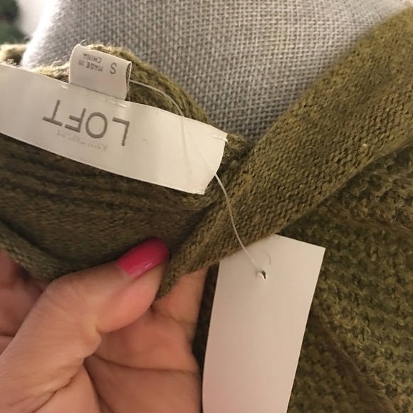 New- LOFT sweater. (11/20) - Picture 4 of 4
